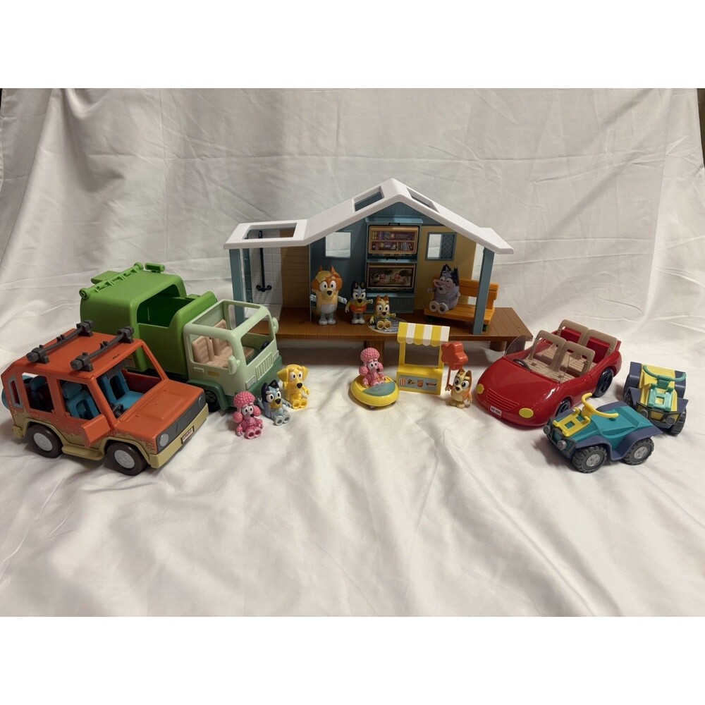 Bluey Ultimate Beach Play Set 4/Wheeler, Figures & Beach House Accessories